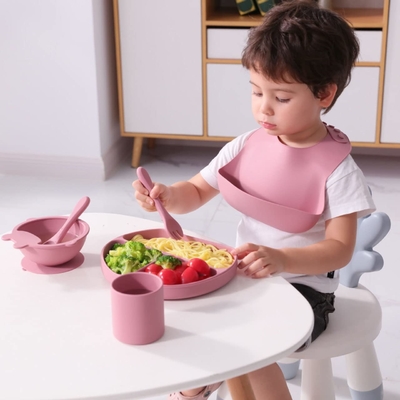 Kaynar Suda Güvenli Bir Katı Bebek Silikon Besleme Önlüğü İçinde Yumuşak Kalıplama